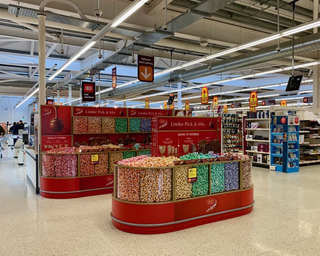 isawitfirst's tweet photo. 🚨 PSA🚨 

Sainsbury's now do a LINDOR chocolate pick n mix😯 😍  We know where we're shopping from now on🤤 https://t.co/adz7Fgw1lS
