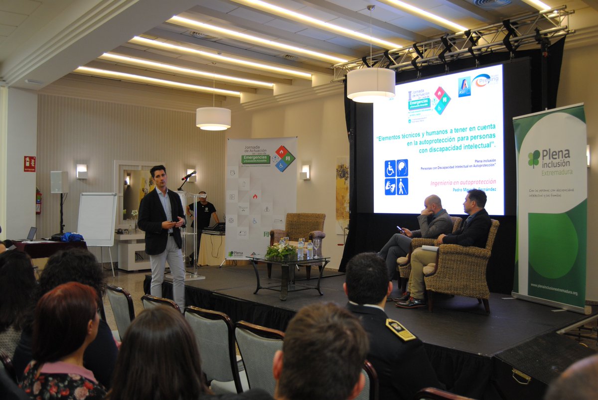 El gerente-director técnico de <a href="/asiforing/">Asifor Ingeniería</a>, <a href="/MerodioP/">Pedro Merodio</a> interactúa con  los asistentes mientras explica su ponencia "Elementos técnicos y humanos a tener en cuenta en la autoprotección para personas con discapacidad intelectual" en la Jornada #EmergenciasYEvacuaciónAccesible