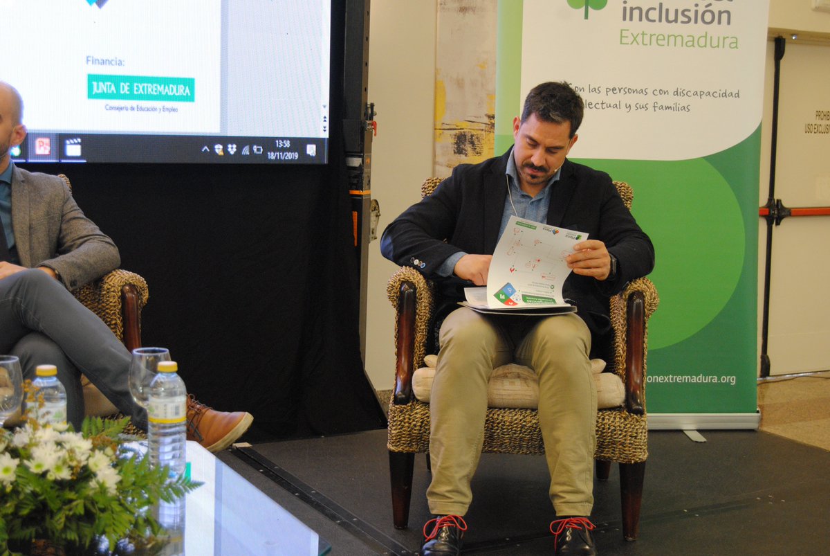 La coordinadora de la 2ª Jornada de Actuación en caso de #EmergenciaYEvacuaciónAccesible, Ana Barahona, presenta la mesa integrada por <a href="/MerodioP/">Pedro Merodio</a> de <a href="/asiforing/">Asifor Ingeniería</a>, <a href="/PRL_Discapacid/">DanielMartín</a> de <a href="/AfaniasAsociac/">Afanias</a> y @JosePalanco de CPEI <a href="/DipdeBadajoz/">Diputación de Badajoz</a>