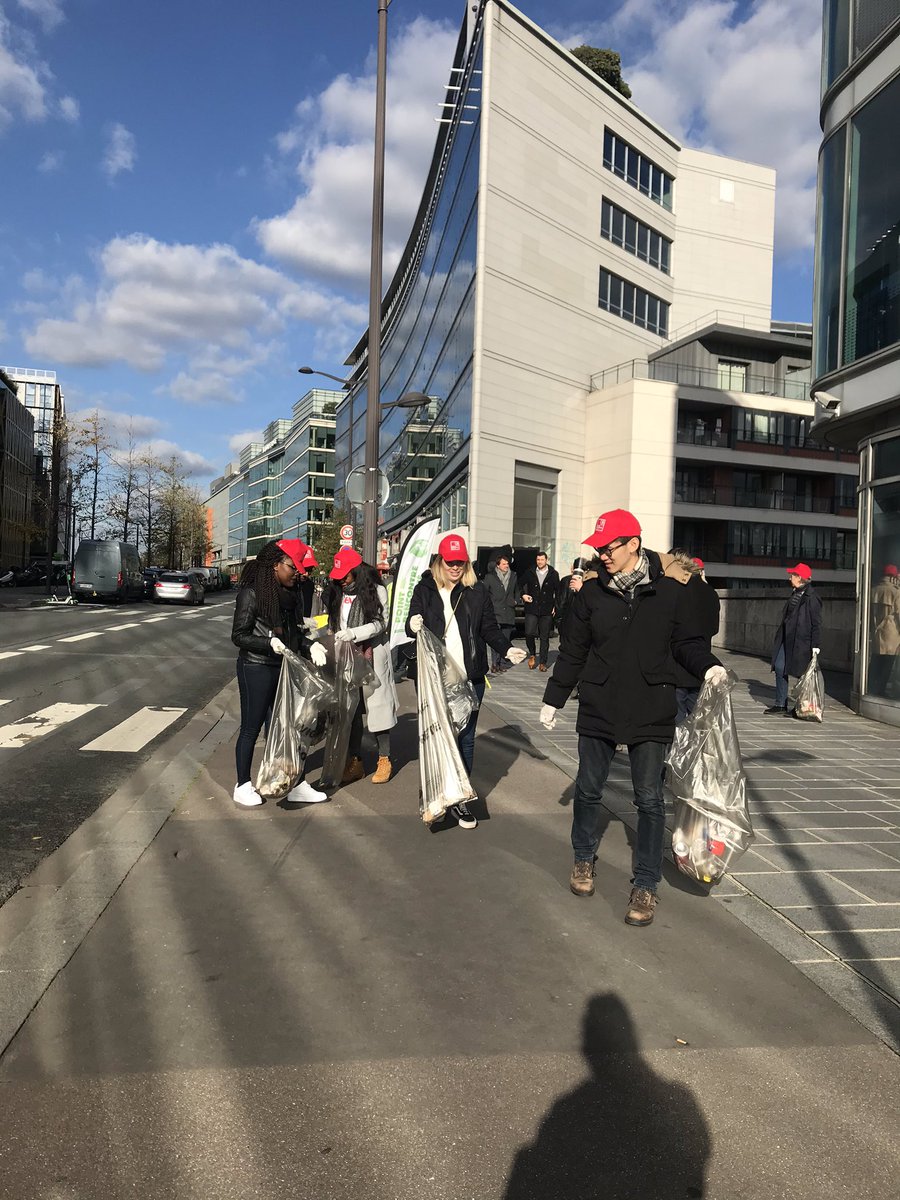 caissedesdepots's tweet photo. Malheureusement les sacs se remplissent vite .. 😭🌿 de quoi se sensibiliser à la réduction des déchets 💪🏼🌿 #CleanUpWalk 
Les équipes de la @caissedesdepots et @natixis sont vraiment motivées 👏🏼 @VIACTI https://t.co/VdFwPIBVFy