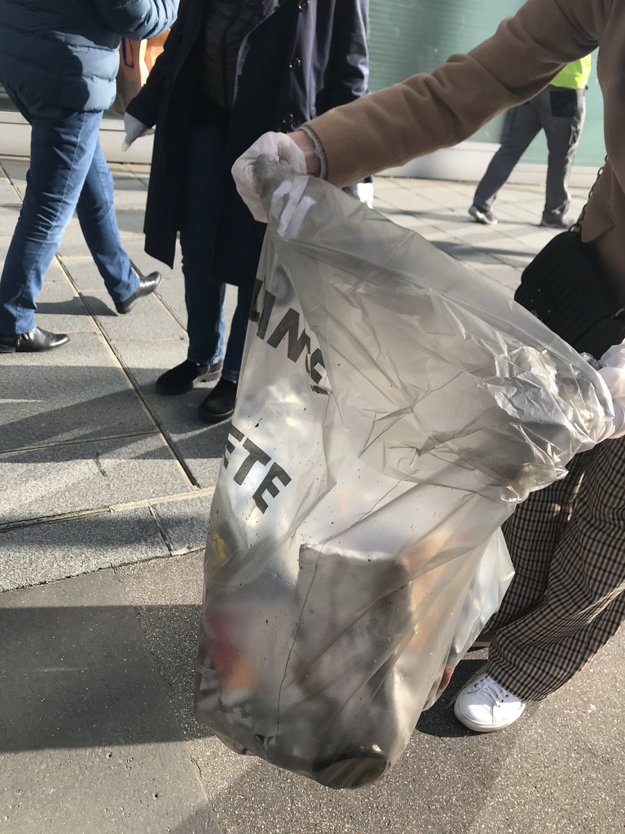 Malheureusement les sacs se remplissent vite .. 😭🌿 de quoi se sensibiliser à la réduction des déchets 💪🏼🌿 #CleanUpWalk 
Les équipes de la <a href="/caissedesdepots/">Caisse des Dépôts</a> et <a href="/natixis/">NatixisCommitments</a> sont vraiment motivées 👏🏼 <a href="/VIACTI/">VIACTI</a>