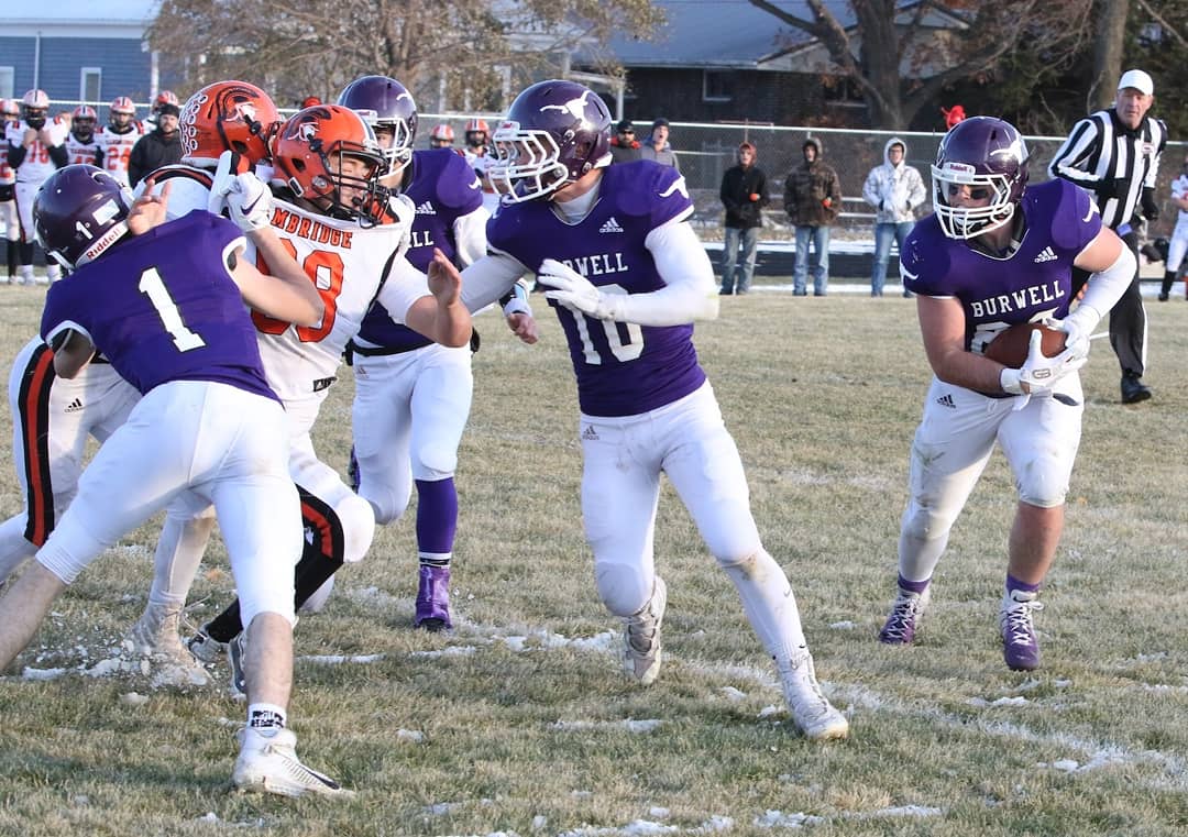 epicteamcamps's tweet photo. Burwell Longhorns vs Cambridge Trojans #eightman #ClassD1 #Playoffs #epicfootballcamps @Horns_Athletics 
📸🏈 by Yohn Gideon https://t.co/gSUtkPT3uU