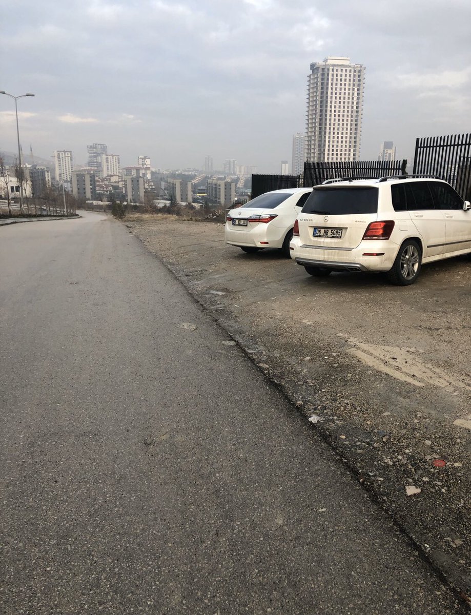 LazCrypto's tweet image. @haliltuncay06 Halil Bey merhabalar.   Yaşamkent Alacaatlı Mah 3222 Cad ile 3158 Cad(3412 Cad olarak da geçiyor,yaşamkent karakol karşısı) kesişiminden itibaren 3158 Cad boyunca kaldırım yok, yol ortasından ya da çamurlu alandan yürümek gerekiyor. Resimler ve konumu da ekliyorum.