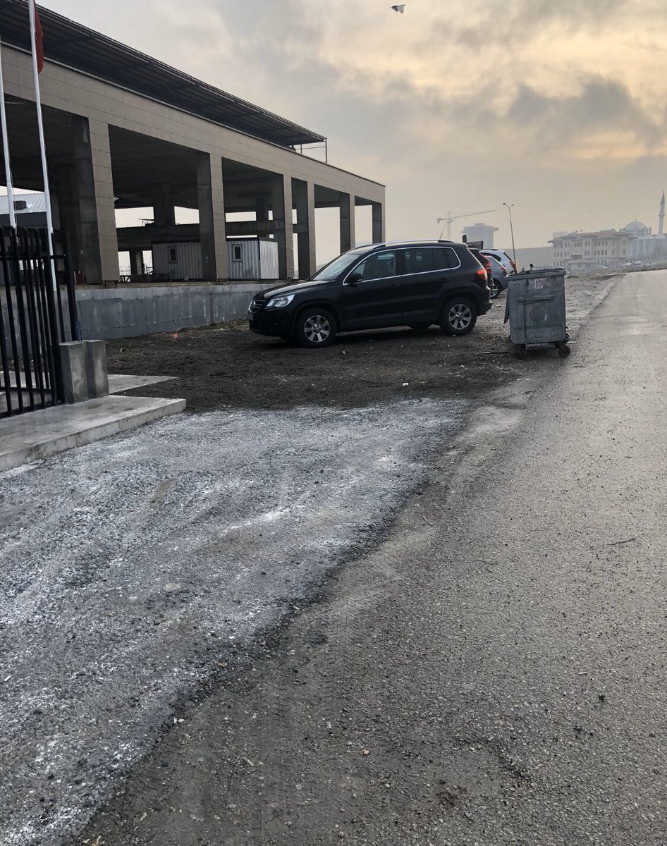 LazCrypto's tweet image. @haliltuncay06 Halil Bey merhabalar.   Yaşamkent Alacaatlı Mah 3222 Cad ile 3158 Cad(3412 Cad olarak da geçiyor,yaşamkent karakol karşısı) kesişiminden itibaren 3158 Cad boyunca kaldırım yok, yol ortasından ya da çamurlu alandan yürümek gerekiyor. Resimler ve konumu da ekliyorum.