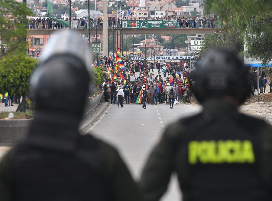 efeserv's tweet photo. #Bolivia en crisis. Continúan las manifestaciones a favor de Morales y el gobierno transitorio avanza hacia la convocatoria electoral. https://t.co/giQUdPwLJr Sigue y descarga la actualidad internacional de Agencia EFE en todos los formatos https://t.co/PC7nUeE0k4 @efeserv https://t.co/TMzbhaXODU