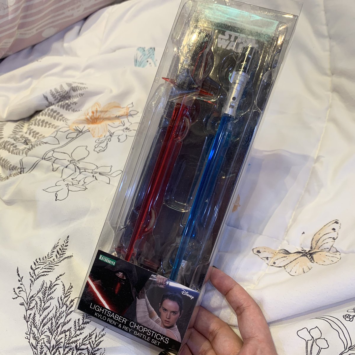 Twinkleproud's tweet photo. ✨Give Away เนื่องในโอกาสวันเกิดครบรอบ36ปีของ ADAM DRIVER ✨
KYLO REN & REY lightsaber chopsticks 🥰 สงวนสิทธิ์สำหรับชาวเรือ #reyloth เท่านั้น ❤️💙
รีอย่างเดียว รีได้ถึงเที่ยงคืนคืนนี้ค่า 💗
#happybirthdayADAMDRIVER
#ADAMDRIVERTH https://t.co/qZDc1HGTga