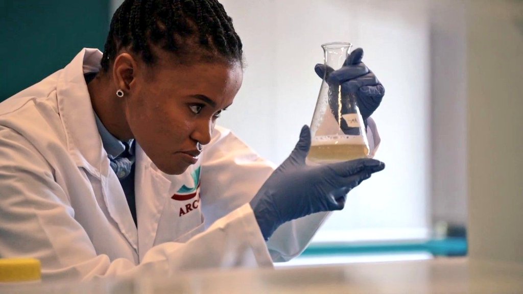 Kolie_Yola's tweet photo. I'm outchea collecting photos of black women doing science. Please share yours below. ❤❤❤❤ #WomenInSTEM #WomenInScience #WomenInScienceHub #BlackInSTEM #BlackandSTEM 

That's me in the last frame. 👩🏾‍🔬 https://t.co/XOCVzeBJJW