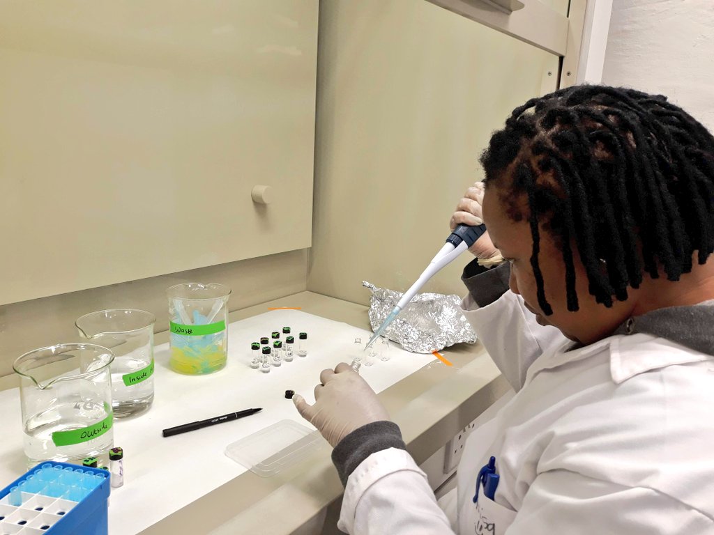 I'm outchea collecting photos of black women doing science. Please share yours below. ❤❤❤❤ #WomenInSTEM #WomenInScience #WomenInScienceHub #BlackInSTEM #BlackandSTEM 

That's me in the last frame. 👩🏾‍🔬