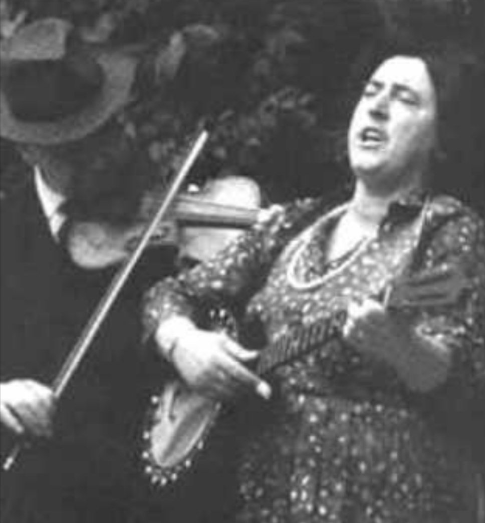  #MiniMná 19 is Margaret Barry. Born in Cork tenements to a musical family with Traveller/Mincéir heritage, she taught herself banjo, left home at 16, busked around Ireland, moved to London, and influenced an entire generation of ballad singers, including Luke Kelly.  #Mnávember