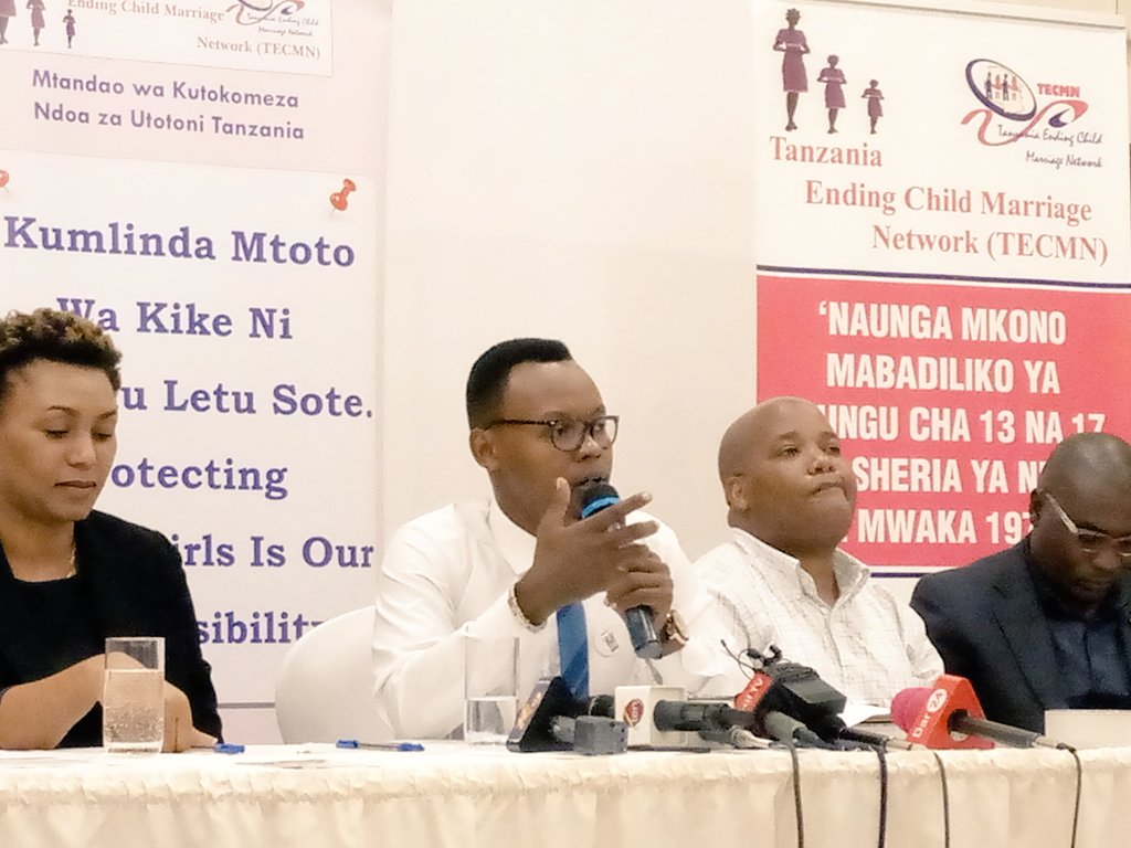 Harakatizajiji's tweet image. Kwa mujibu wa takwimu Mikoa mitano inayoongoza kwa Ndoa za utotoni ni Shinyanga 59%, Tabora 58%, Mara 55%, Dodoma 51%, Lindi 48%, Mratibu wa Mtandao wa TECMN, Michael Sungusia Tamko la pamoja la Mtandao wa kutokomeza Ndoa za ndo za Utotoni Tanzania. #cdftz