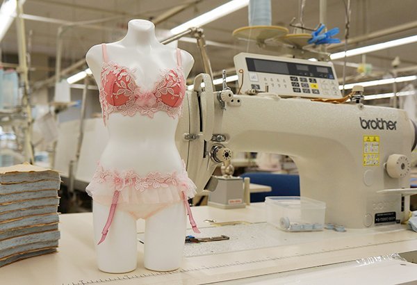 ミニブラとミニショーツとミニガーターベルトをセットで 🌺 縫製工場の