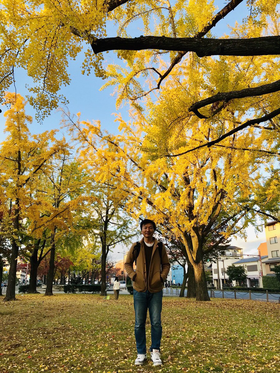 「京都の東本願寺前を歩いてたら「紅葉がキレイだから写真撮ってあげますよ」と言われ、」|ナカムラクニオ Kunio Nakamuraのイラスト