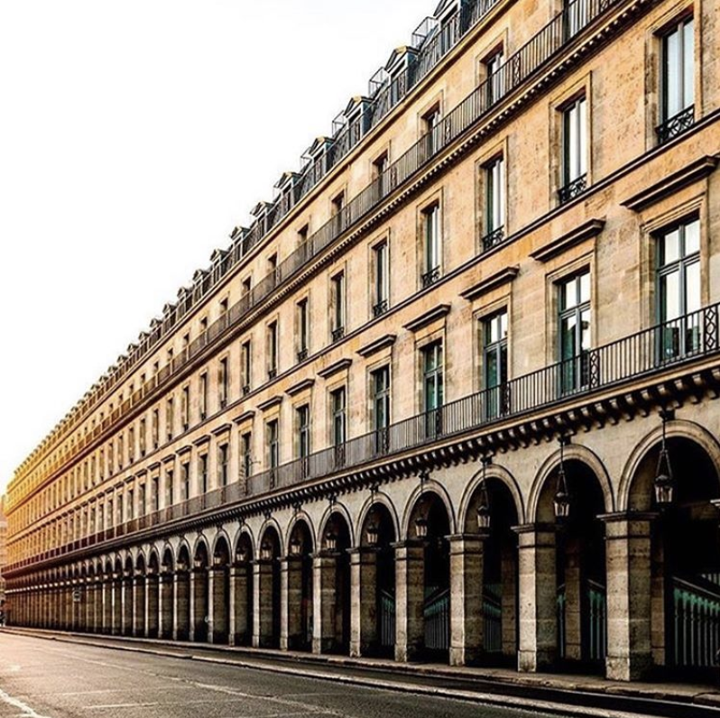 La rue de rivoli s’éveille et émerveille ✨
A l’hôtel Saint James Albany on vous promet un séjour au cœur d’un quartier emblématique et prestigieux de Paris : saintjamesalbany.com

#RuedeRivoli #Paris #Sjamoments #parisjetaime #photography #hotel 
📷: @gjinpervathi