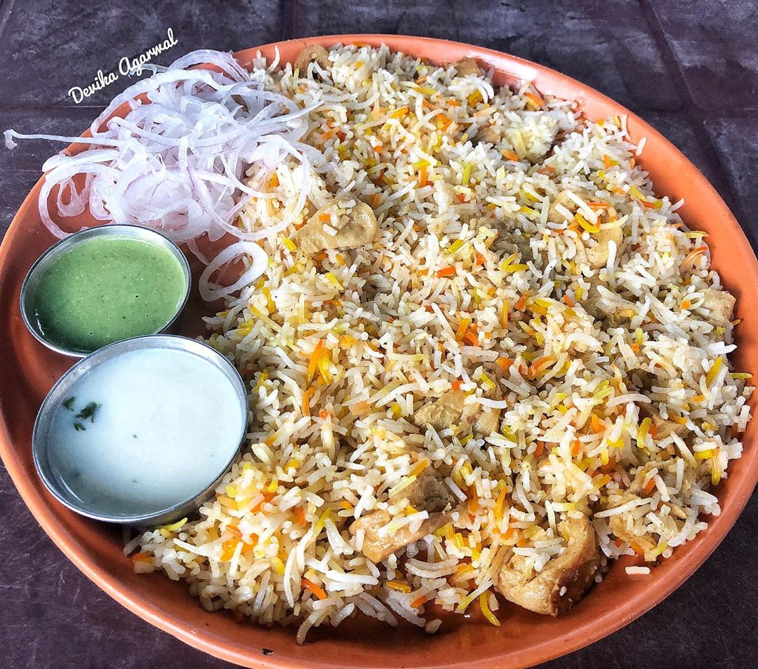 StreetsThatTalk's tweet photo. One of the best soya chaap #biryani, perfectly done in avadhi flavours, served with chutney, raita &amp; onions.

#Foodstory @thefoodiegirl 
📍 Balle balle delhi wale soya chaap ; opp Neelkanth, Lucknow

#TSLucknow #lucknowfoodies #lucknowdiaries #lucknowfood #biryanilove  #soyachaap https://t.co/1SCbbPXolp