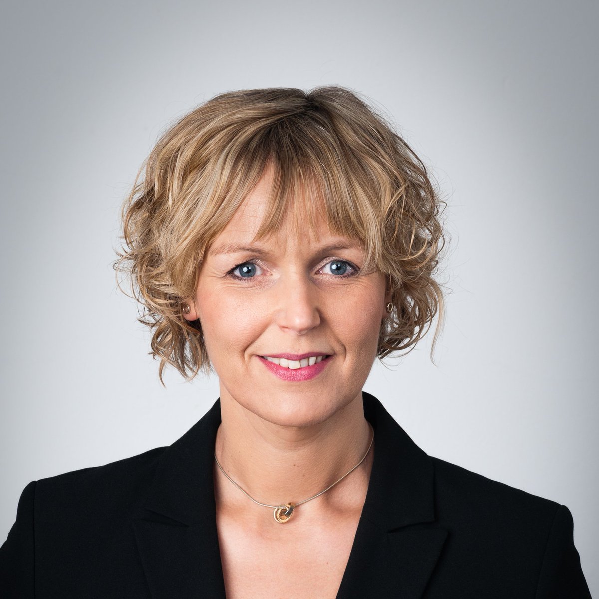 EdelmanGER's tweet image. Unser Führungsteam wächst: Ab Januar 2020 dürfen wir Bärbel Hestert-Vecoli @bhestert als Managing Director bei #EdelmanDeutschland begrüßen! Sie wird den neu geschaffenen Bereich #CorporateReputation aus unserem Berliner Büro verantworten. Mehr dazu hier: bit.ly/2KxNqpG