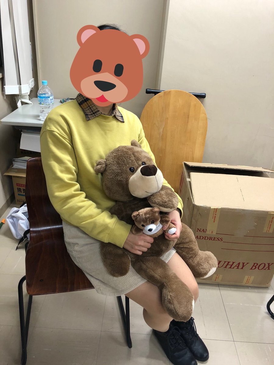 TUFS_Filipino18's tweet photo. 本番の22日(金)までのこり3日となりました…！
追い込みの練習中です
この熊たちはいつ出てくるのかな…？🧸

一足早くクリスマスを感じてみませんか？🎄 https://t.co/SjOS2iYzws