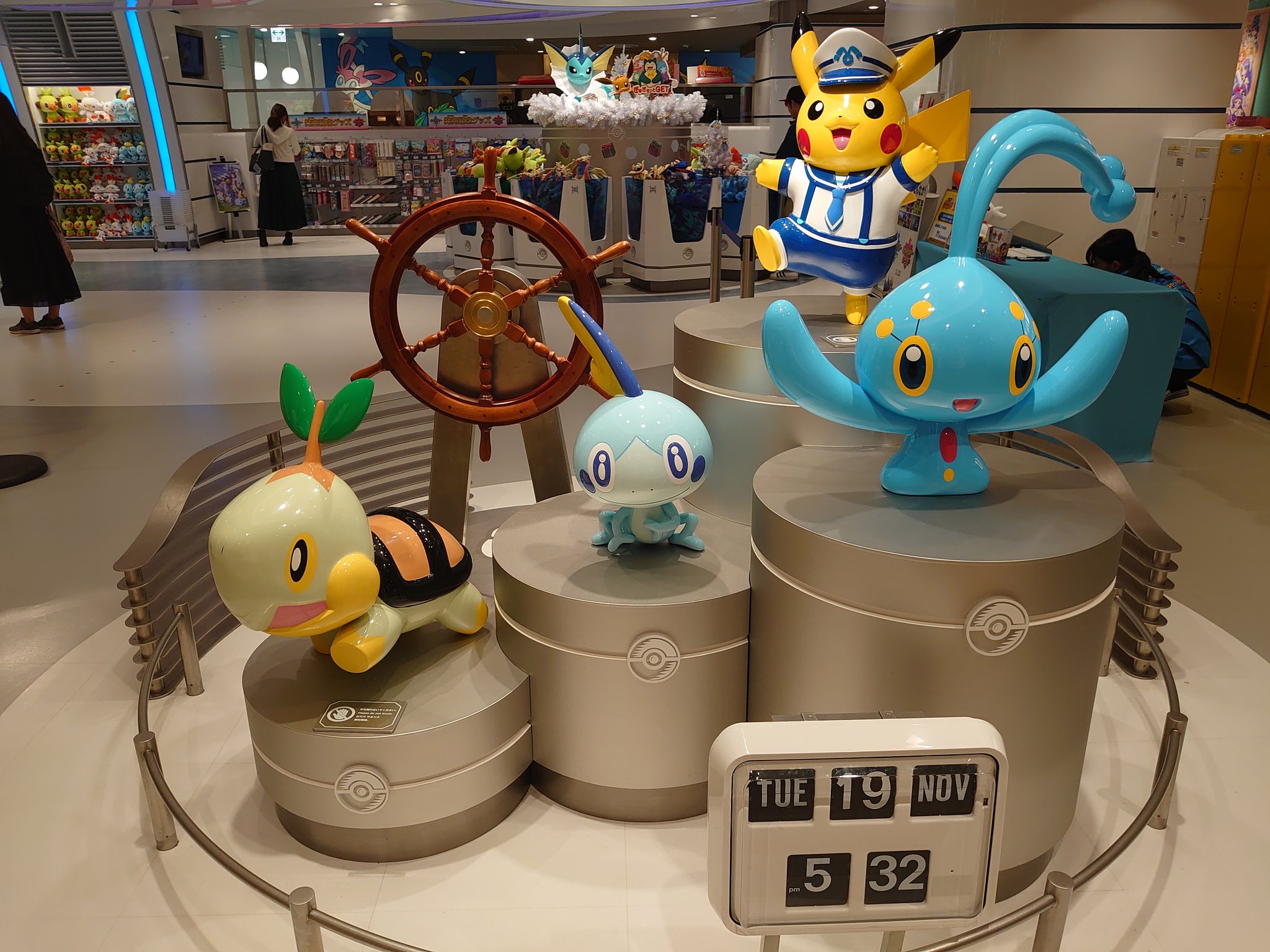 O Xrhsths タカピカ Sto Twitter ポケセンヨコハマに帰ってきました ここのモニュメントもメッソンに変わっていました 等身大ぬいぐるみ見ても分かるようにピカチュウと比較してガラル御三家 みんな小さいんですね みんなイーブイ位の大きさ ポケモン