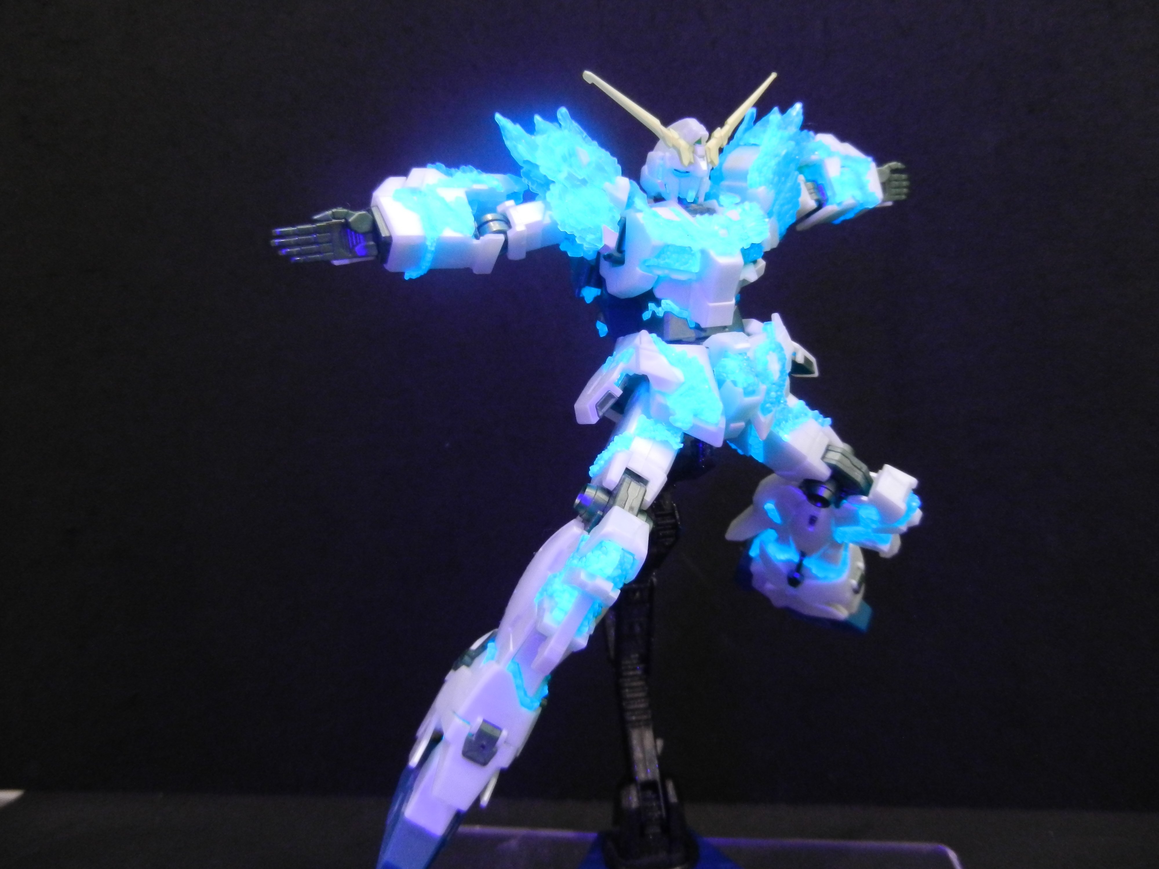 The Gundam Base ガンプラの中にはブラックライトに反応し特殊な輝きを魅せるものもあります まるで電飾を入れたかのような輝きなのでオススメです 画像加工は行っていません Gundambasetokyo ガンプラ T Co Lexnnxe8vj Twitter