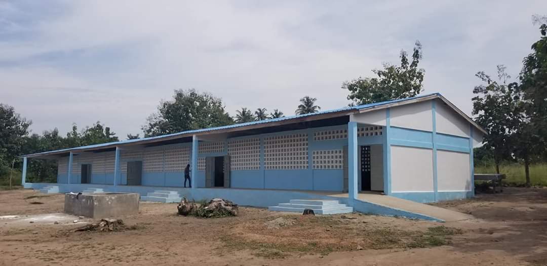 JsvdAsso's tweet image. #JsvdTogo 🇹🇬
#AnaSuisse 🇨🇭
#Octobre2019
EPP AGOKPALA 
Bâtiment scolaire construit dans le village d'Agokpala.Merci aux volontaires et donateurs . Pour plus d'informations sur l'association jsvdtogo@hotmail.fr / Tel 00228 91049417
Site : jsvd.onlc.fr