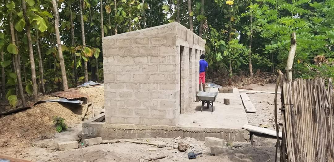 JsvdAsso's tweet image. #JsvdTogo 🇹🇬
5 latrines en construction pour les enfants de l'école d'Agokpala. 
Merci pour vos soutiens.  
Page Facebook :facebook.com/jvsdtogo1/
Site: jsvd.onlc.fr