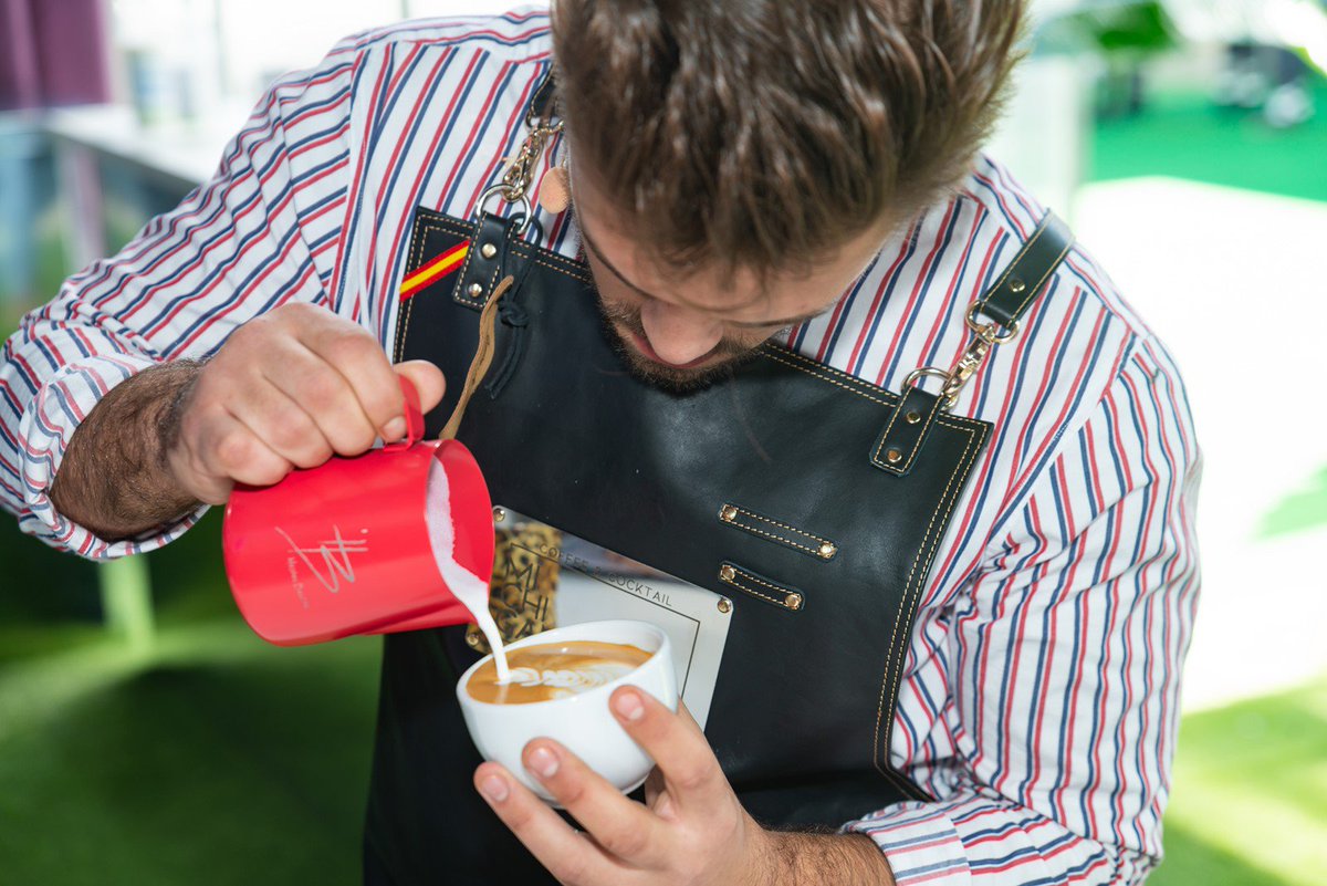 Barista_Factory's tweet photo. ¡Curso Baristas de 1 Estrella⭐️ de BaristaFactory en #Vigo!

Os dejamos con las fotos de la entrega de diplomas a nuestros alumnos. 
Siempre enseñando a hacer el mejor #café ☕️https://t.co/bloJNiM0dG https://t.co/F2V51GetMW