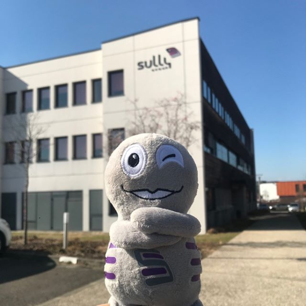 MaMascotte's tweet photo. Au top toute l'année avec Sully 😉🤙 @SullyGroup #mascotte #soleil #sun #peluche #sullygroup #sullymakers #becomesully #sullywell
✔️Réalisation de cette peluche personnalisée par : https://t.co/kFZ5lovjnb https://t.co/c6sjoEl9Q6