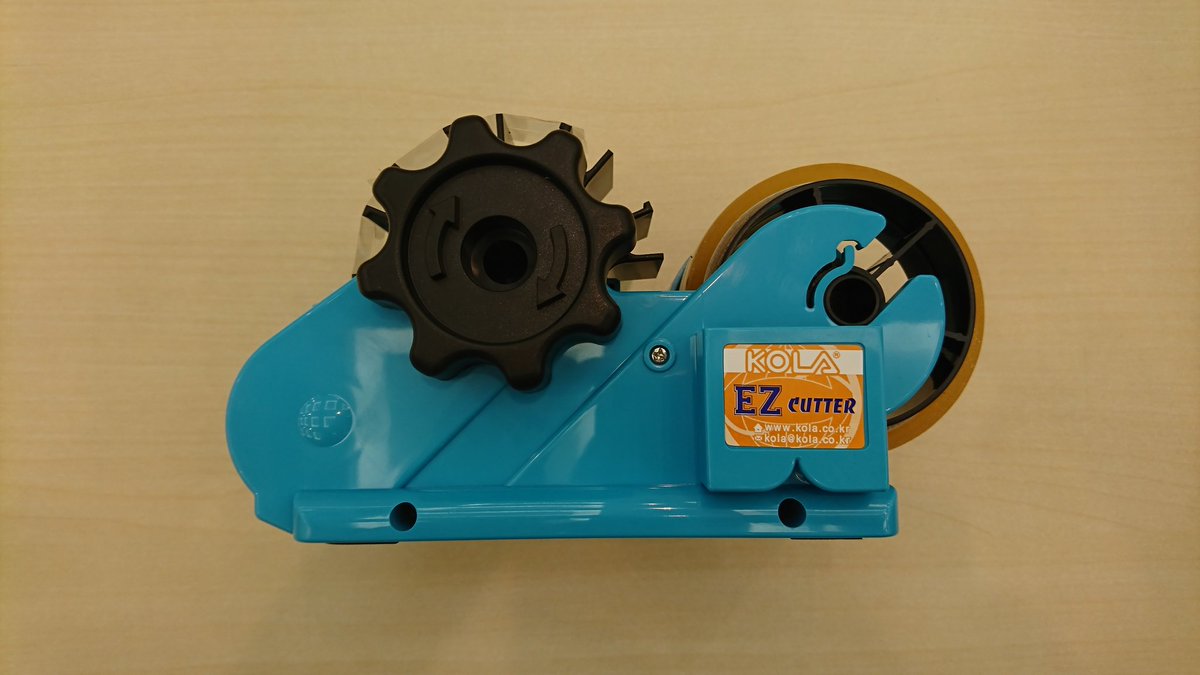 triring's tweet photo. #EZcutter
#ETロボコン のA3モデルシートを連結する作業を大幅に省力化する神マシン。
ハンドルを回すだけで、テープを3cmくらいの長さに切ってくれる。
テープの2連装、3連装も可。
作業時間が短縮された。 https://t.co/ydzREN4qOX