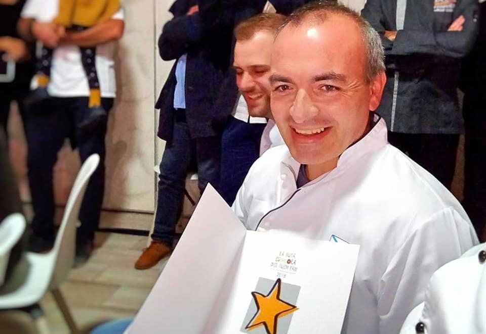 EL MEJOR PAN ES DE A COSTA DA MORTE 🥖😋 #JuanLuisEstevez, panadero de #panaderiaGerman en #Fisterra le dieron por tercer año la estrella🌟 de la #RutaEspanoladelBuenPan como uno de los mejores panaderos de #Espana 👏 Mira la buena pinta que tiene aqui 😍👉buff.ly/2JRSF3d