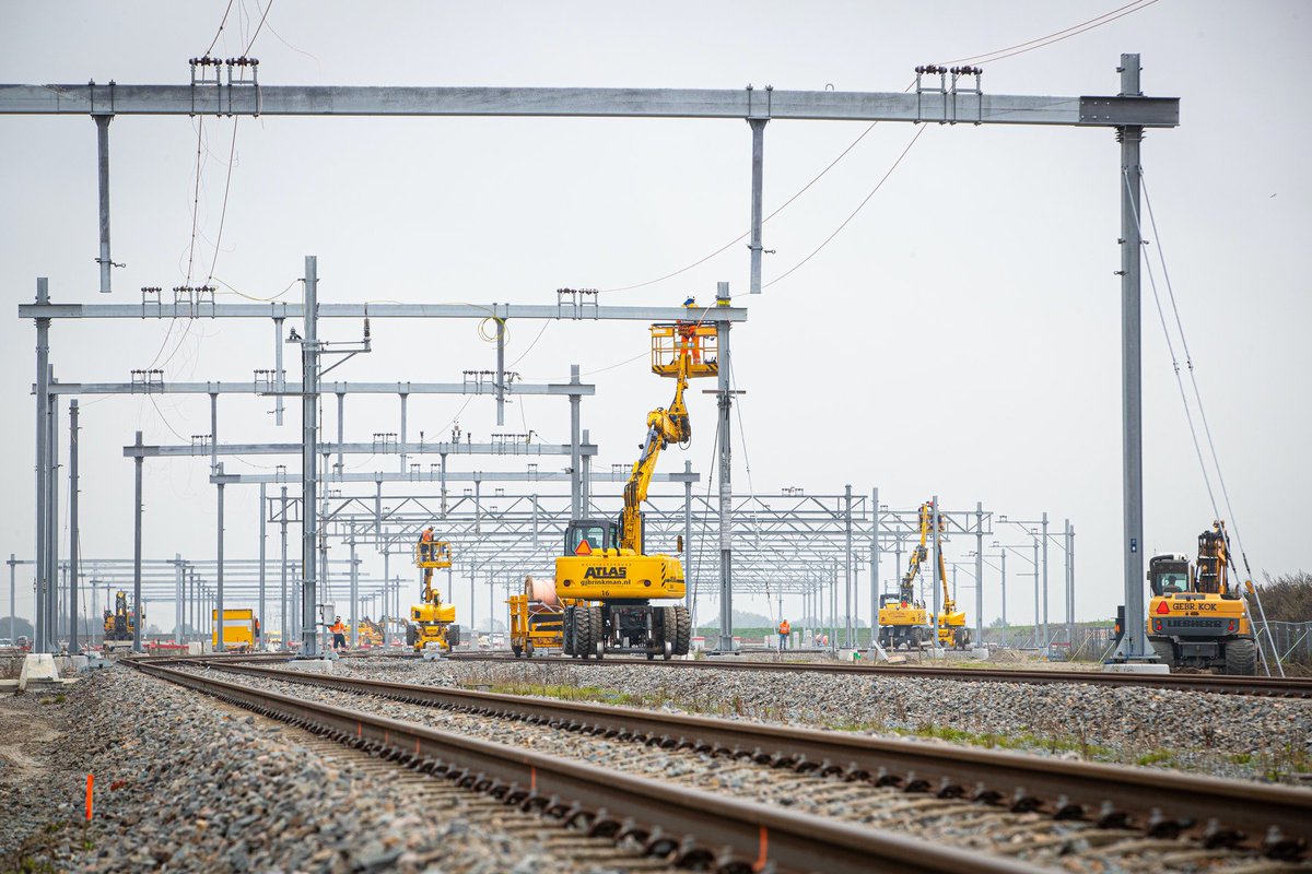 Draad op de #DeVork! Strukton is bezig met het ophangen van de bovenleidingsdraden op het nieuwe opstelterrein🚋🏗️ Benieuwd hoe dat in zijn werk gaat? Lees het hier!ℹ️👉 bit.ly/draadopdevork