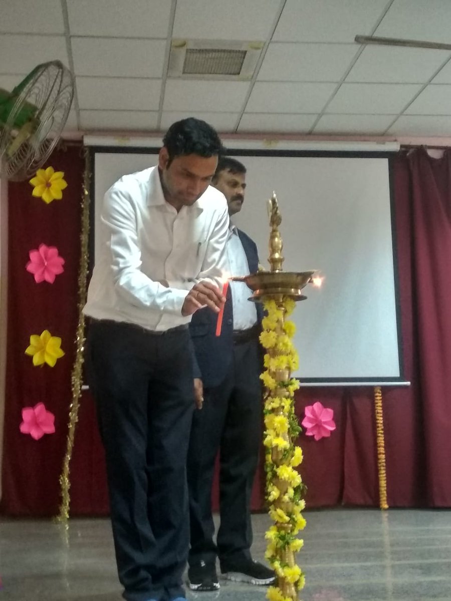 Efftronics_Ltd's tweet photo. @Efftronics_Ltd Vice President Mr. Anvesh Dasari inaugurated Workshop on ‘Physics and Technology’ @ Maris Stella College, Vijayawada. Shared encouraging words with students to make use of workshop to know new inventions in Sensor technology. 
#technology  #physics  #sensors https://t.co/tZaXODDap6