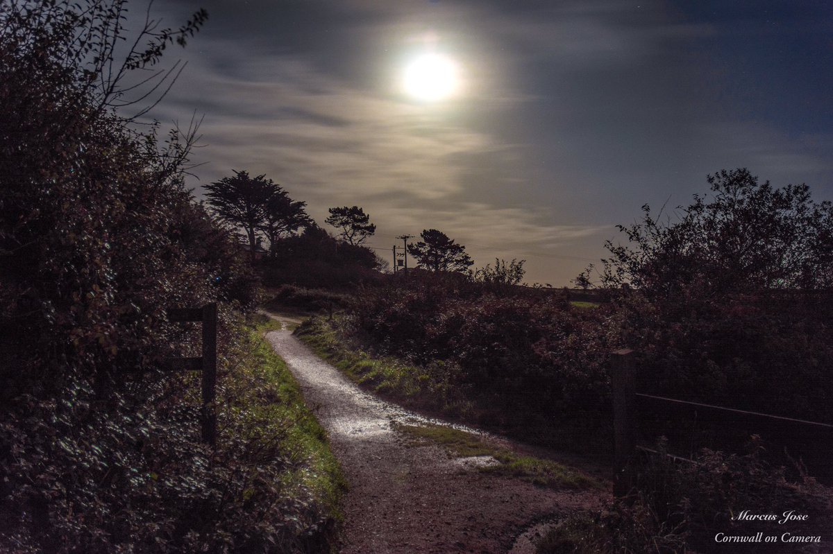 Cornwalloncam's tweet image. Moonlight, stars and light painting at South Wheal Frances, I had a lot of fun getting these shots!!
#kernow #cornwall #uk #cornishmining #Poldark #night #nightphotography #nofilter #moon #moonlight #clouds #lightpainting #longexposure #stars #Nikon #nikonphotography #d7200 #art