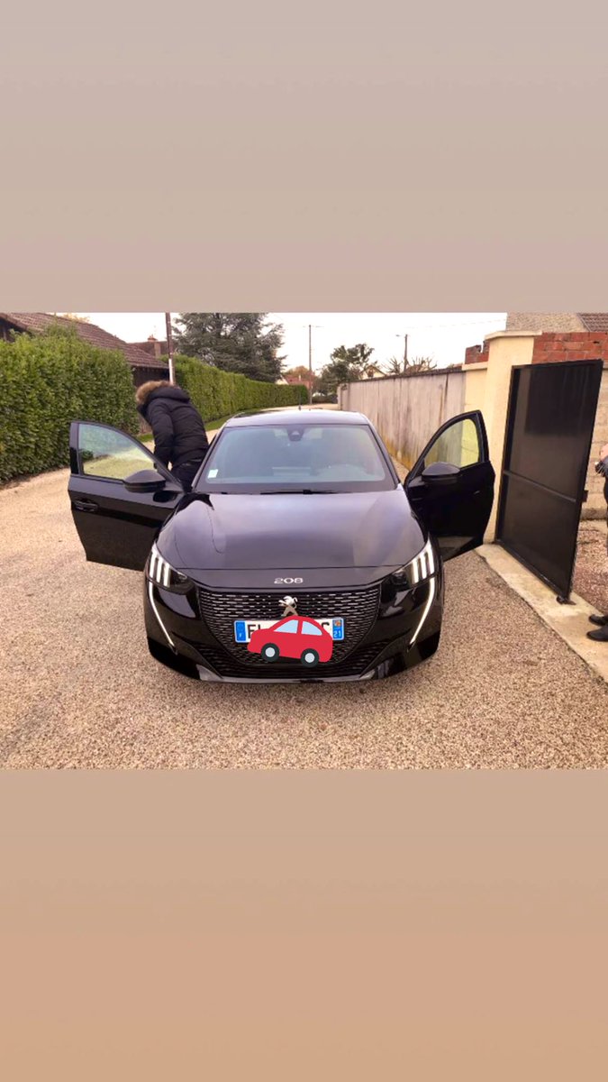LisaPdrs's tweet photo. Notre nouvelle 208 😻 #magnifique #cestcadeau #livraison #Peugeot208 https://t.co/5BZGR2WAaJ