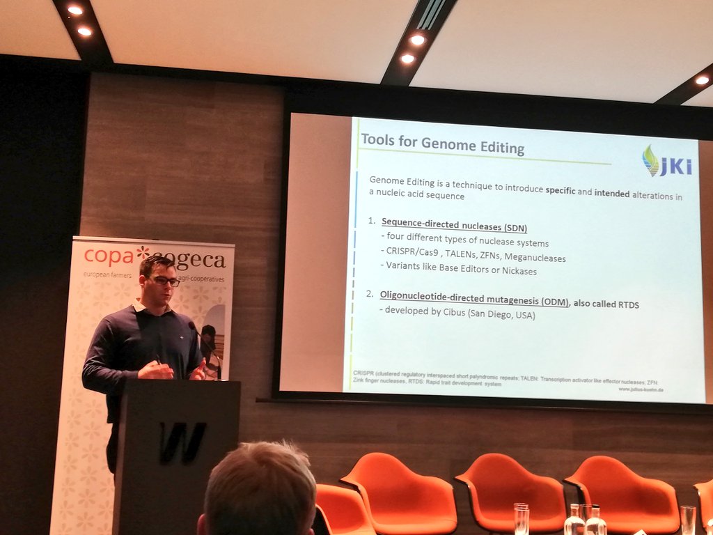 COPACOGECA's tweet photo. Thorben Sprink from Julius Kühn Institute at #GrowingTheFuture gives a scientific take, explaining Plant Breeding Innovation in detail and what opportunities it offers, providing also a global overview. @COPACOGECA @ESA_euroseeds https://t.co/vcdH1WrWqd