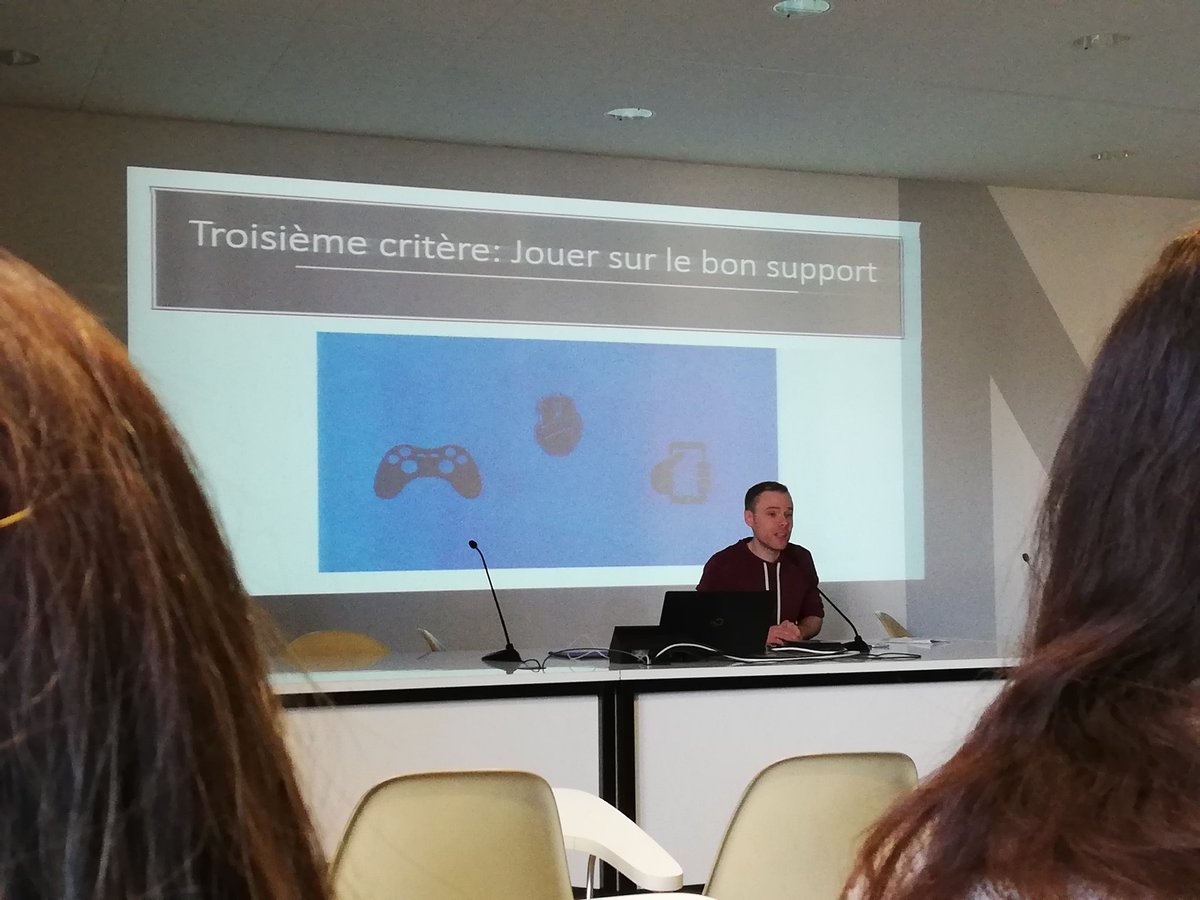 NoemieMarphay's tweet image. La journée d'étude #hyperfans commence très bien avec l'intervention de @kitsunegari13 sur les modalités de l'authenticité dans la communauté #gamer #videogame 🎮
- la loyauté dans le temps
- les "bons" jeux
- les "bons" supports