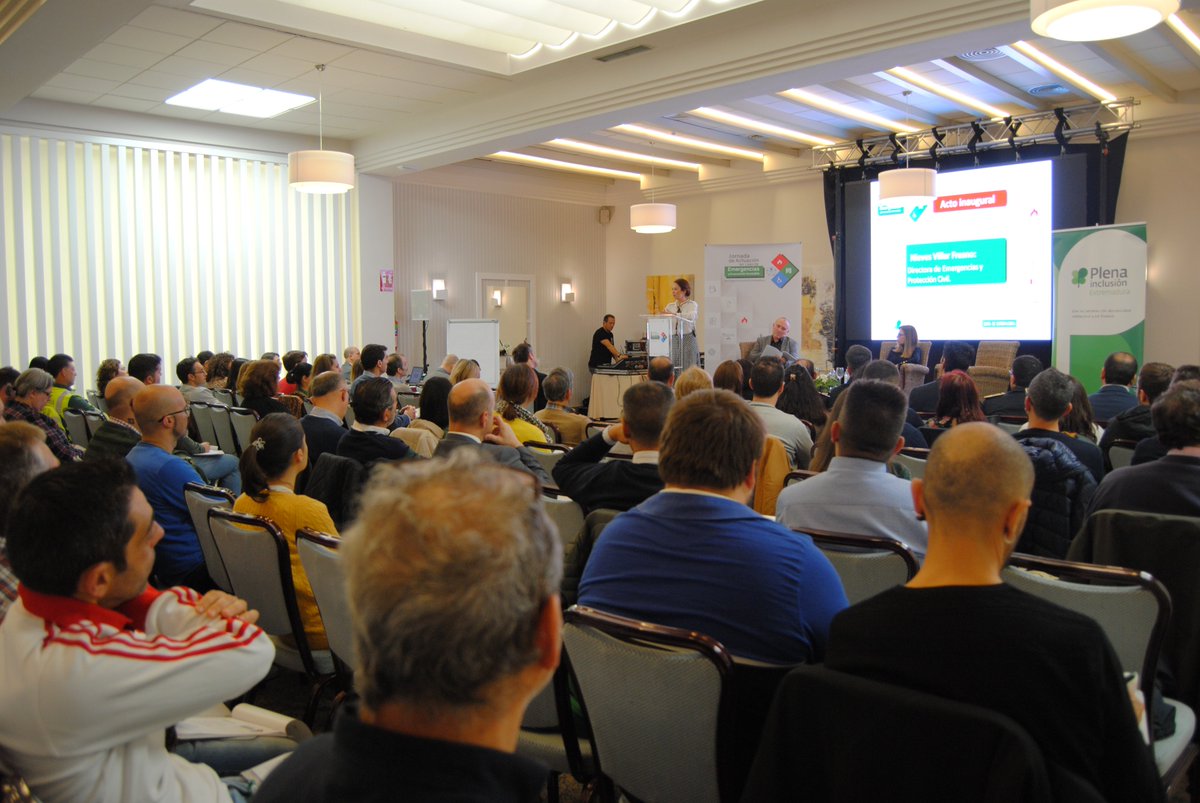 Un centenar de personas, entre técnicos de prevención de riesgos laborales, miembros de las fuerzas y cuerpos de seguridad del Estado, bomberos y personas de protección civil, asisten a esta jornada.