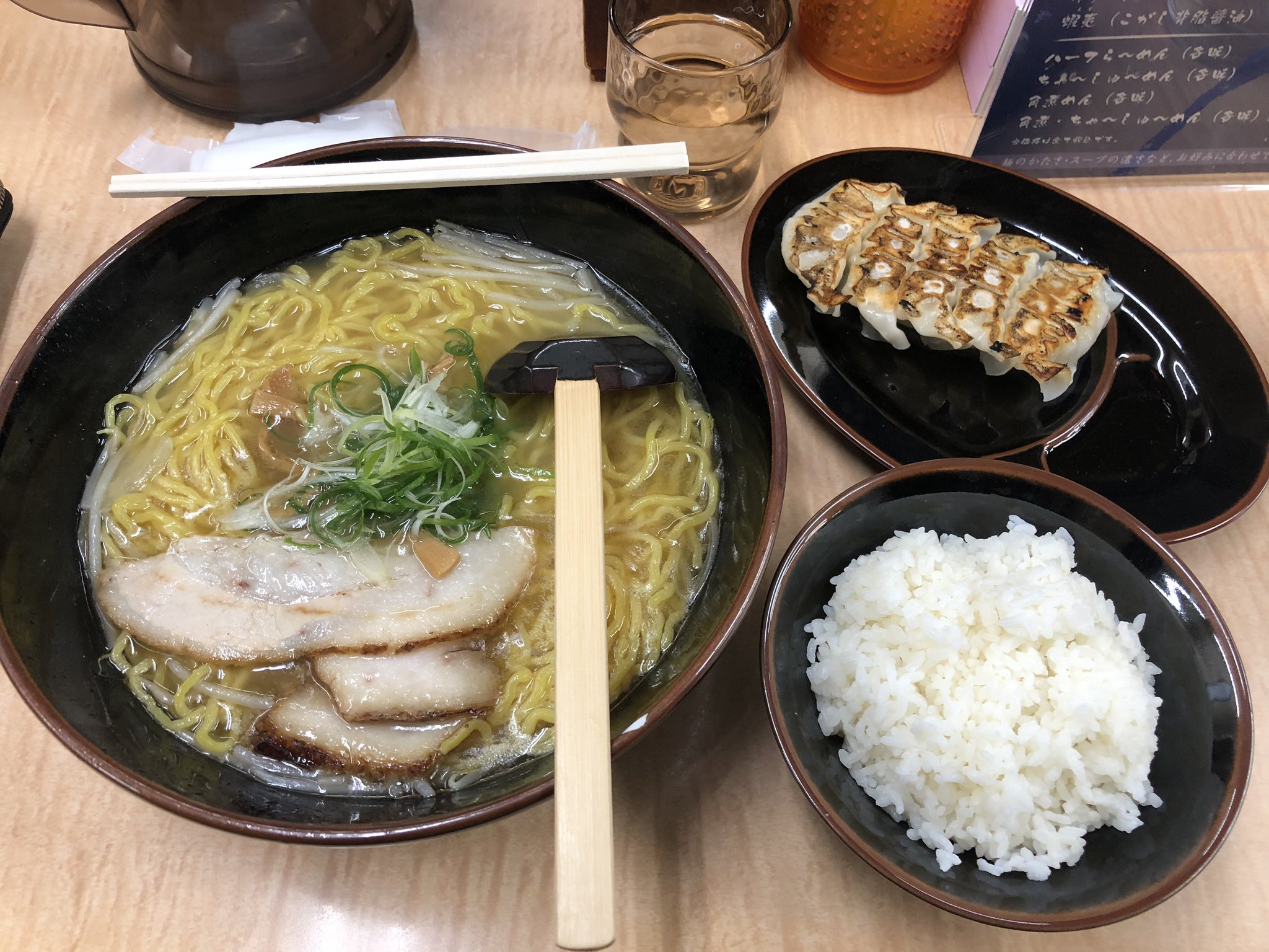 まさはる 孤独の爆盛り好き 仕事帰りに寄りました 石狩市に住んでいてありがたいと思うお店です 信玄 って言えば味噌ですけど塩ラーメン もイチオシです 餃子 もなまら美味い らーめん信玄花川本店 信玄セット 塩ラーメン大盛り まさはる 孤独の爆盛り好き 仕事帰りに寄りました 石狩市に住んでいてありがたいと思うお店です 信玄 って言えば味噌ですけど塩ラーメン もイチオシです 餃子 もなまら美味い らーめん信玄花川本店 信玄セット 塩ラーメン大盛り