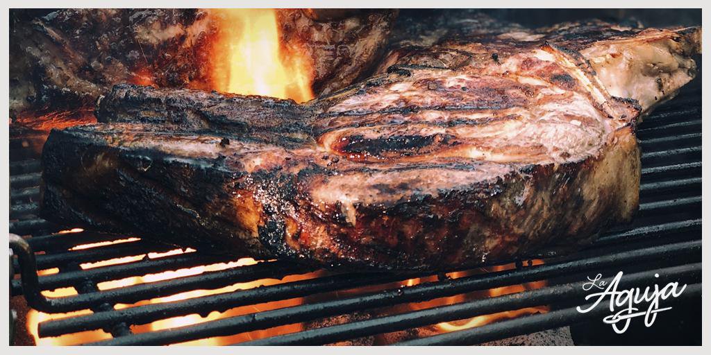 El sabor de nuestro chuletón de vaca nacional a la parrilla tiene a muchos enamorados. Pero si eres de los que aún duda de su sabor, es porque no lo has probado. ¡Te retamos a que vengas y nos des tu veredicto!😍
#LaAguja #Restaurante

➡️bit.ly/CartaLaAguja