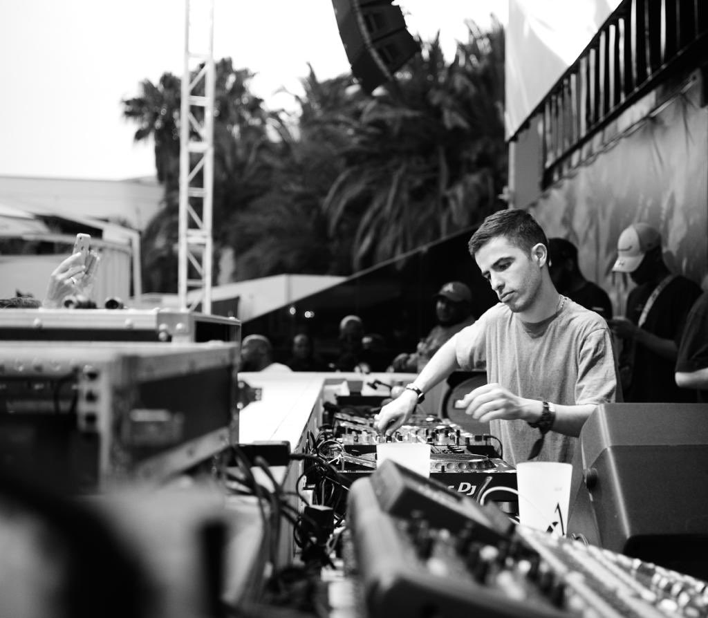 JULLiAN_GOMES's tweet image. I play music to escape this world, my only hope is that you escape with me. #SlowPoison #AfricaIsNotAJungle