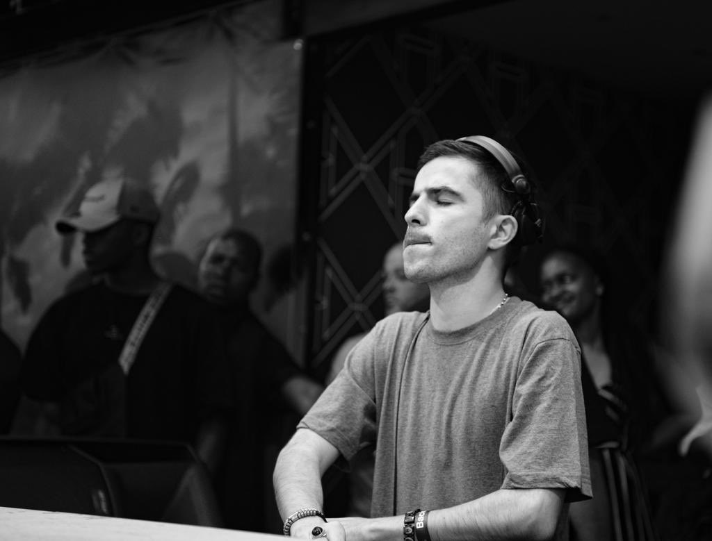 JULLiAN_GOMES's tweet image. I play music to escape this world, my only hope is that you escape with me. #SlowPoison #AfricaIsNotAJungle