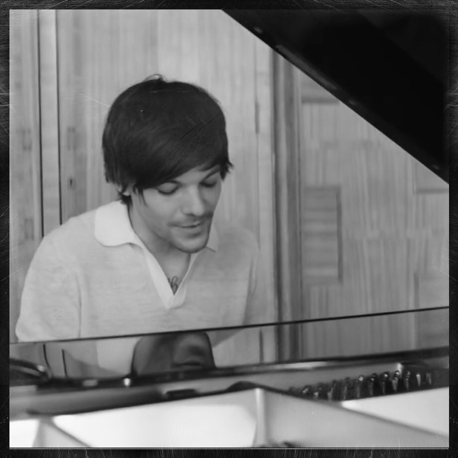 125 daysCan we just talk about Louis playing instruments on tour, I know he’s got a live band but just imagine him playing the piano or the guitar!! Imagine him sitting at the grand piano playing two of us, I WILL BALL OUT INTO TEARS!!