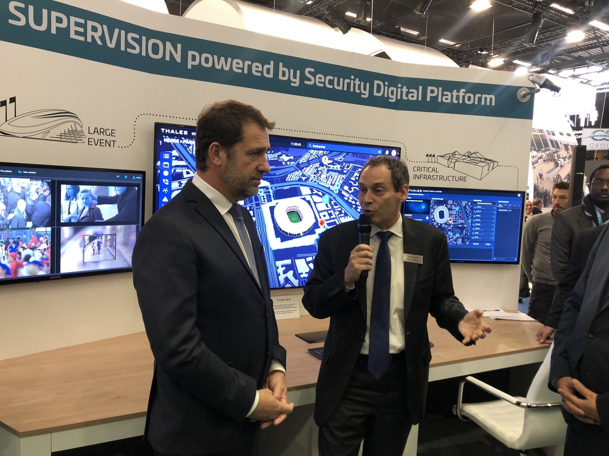 [#Event] En direct de <a href="/Milipol_Paris/">Milipol Paris</a> ! Nous accueillons <a href="/CCastaner/">Christophe Castaner</a> sur notre stand qui découvre notre nouvelle solution de sécurité pour optimiser et renforcer les capacités de nos clients 👍 #MilipolParis