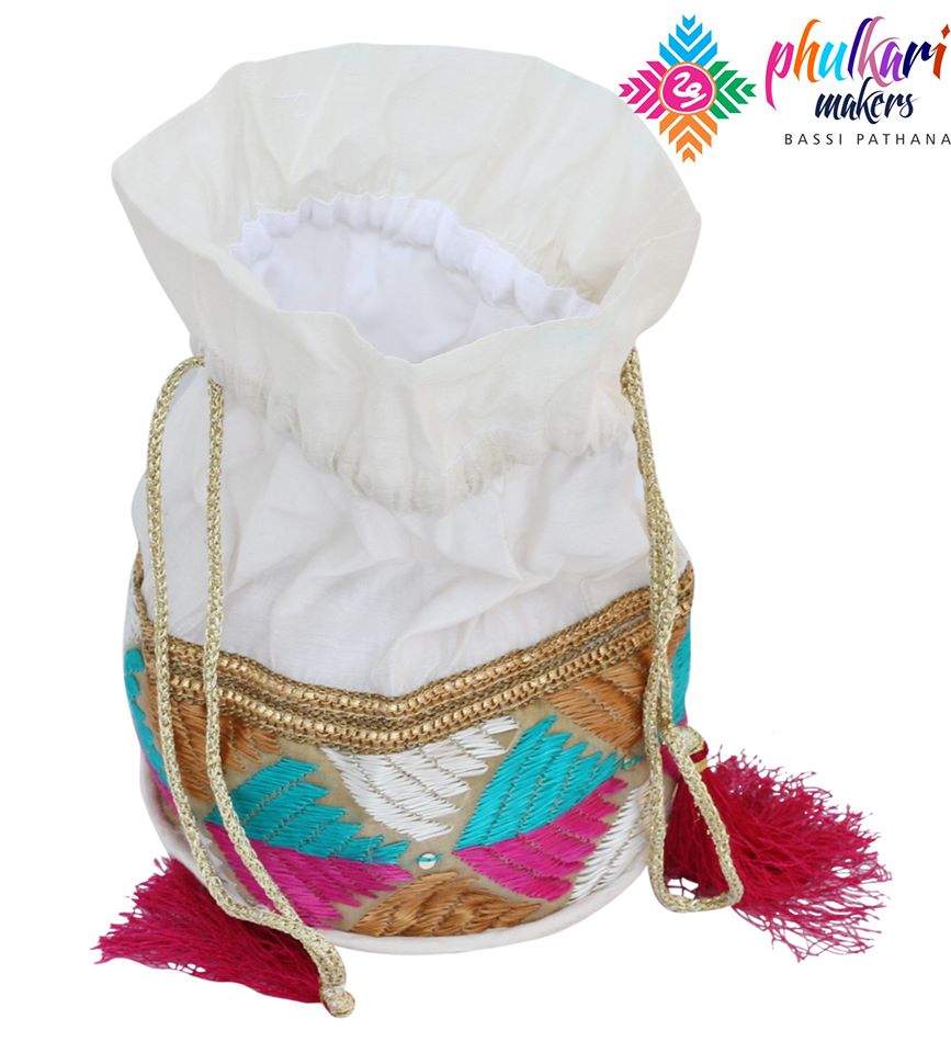 MBCT_Trust's tweet image. Beautiful hand embroidered #potlies for all winter festival and weddings around the corner #PMBP #PhulkariMakers made by a rural woman artisan.
Available in various color and size options.
For any query please contact: + 91 9779392651.
E: pmbp.mbct2005@gmail.com
#PhulkariMakers