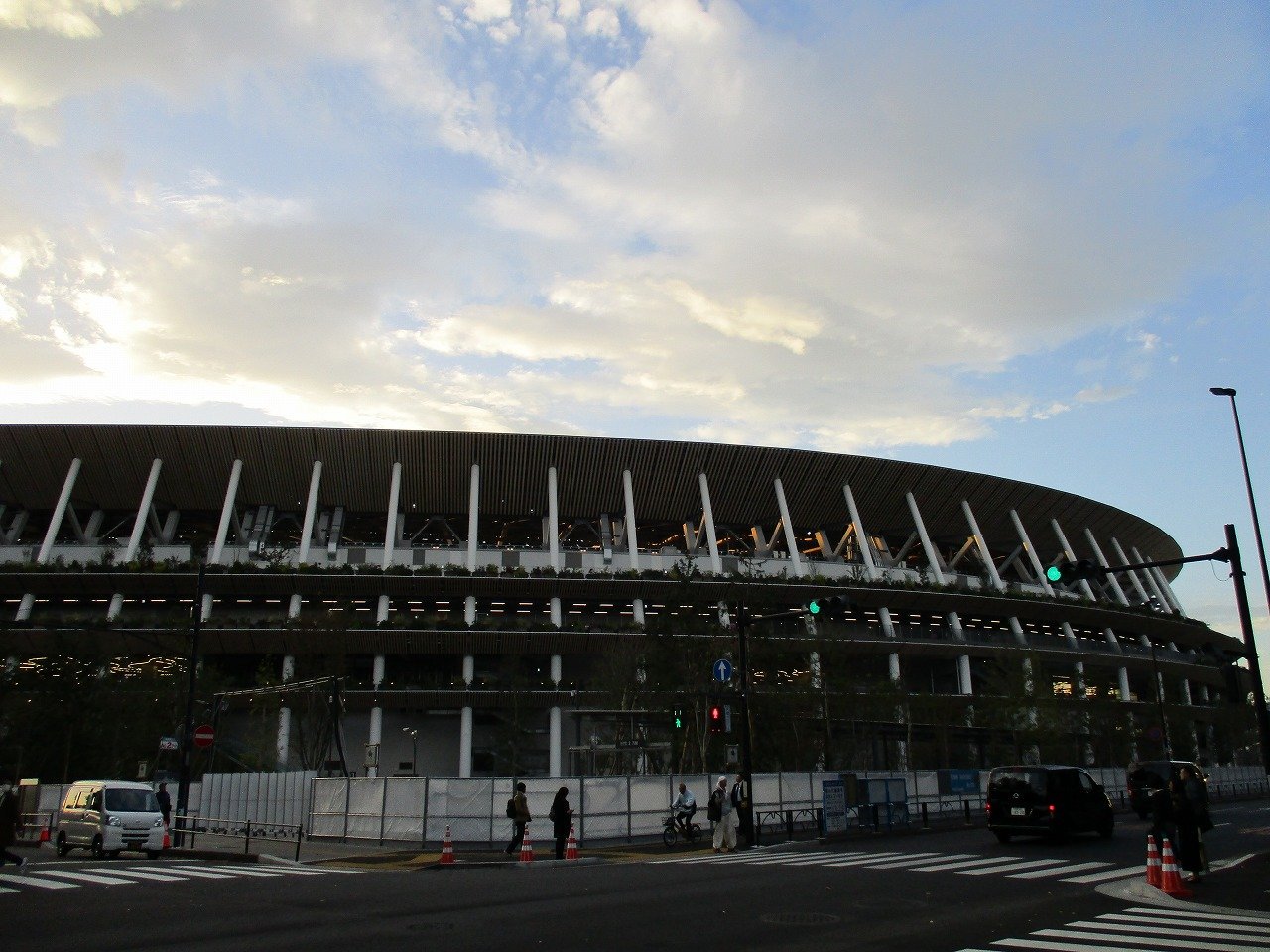 こきっつぁん ニュースによると 新国立競技場の全工事が完了したらしいですね 昨日 神宮球場へ行ったついでに新国立競技場の近くに行ってきましたが 確かに外部は完成してました 青山門の両側に ニケと野見宿禰の壁画 を発見 旧国立競技場のあの