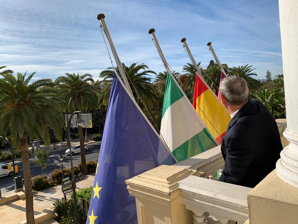 malaga's tweet photo. El alcalde, @pacodelatorrep, decreta 2 días de luto oficial por el fallecimiento del pintor malagueño Eugenio Chicano, Medalla de la Ciudad e Hijo Predilecto y director de la @CnatalPicasso https://t.co/bmZFVpTycg