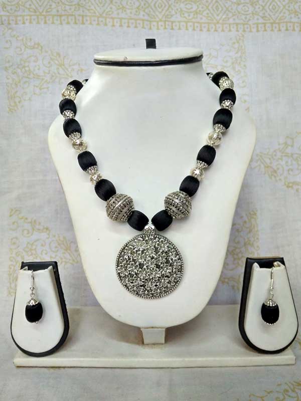 Ravali91935959's tweet image. Black &amp;amp; Silver mix jewellery Set#Silkthreadlove#Traditionallook #threadstyle # Necklace #Earnings # Bestprice #Trendycollection