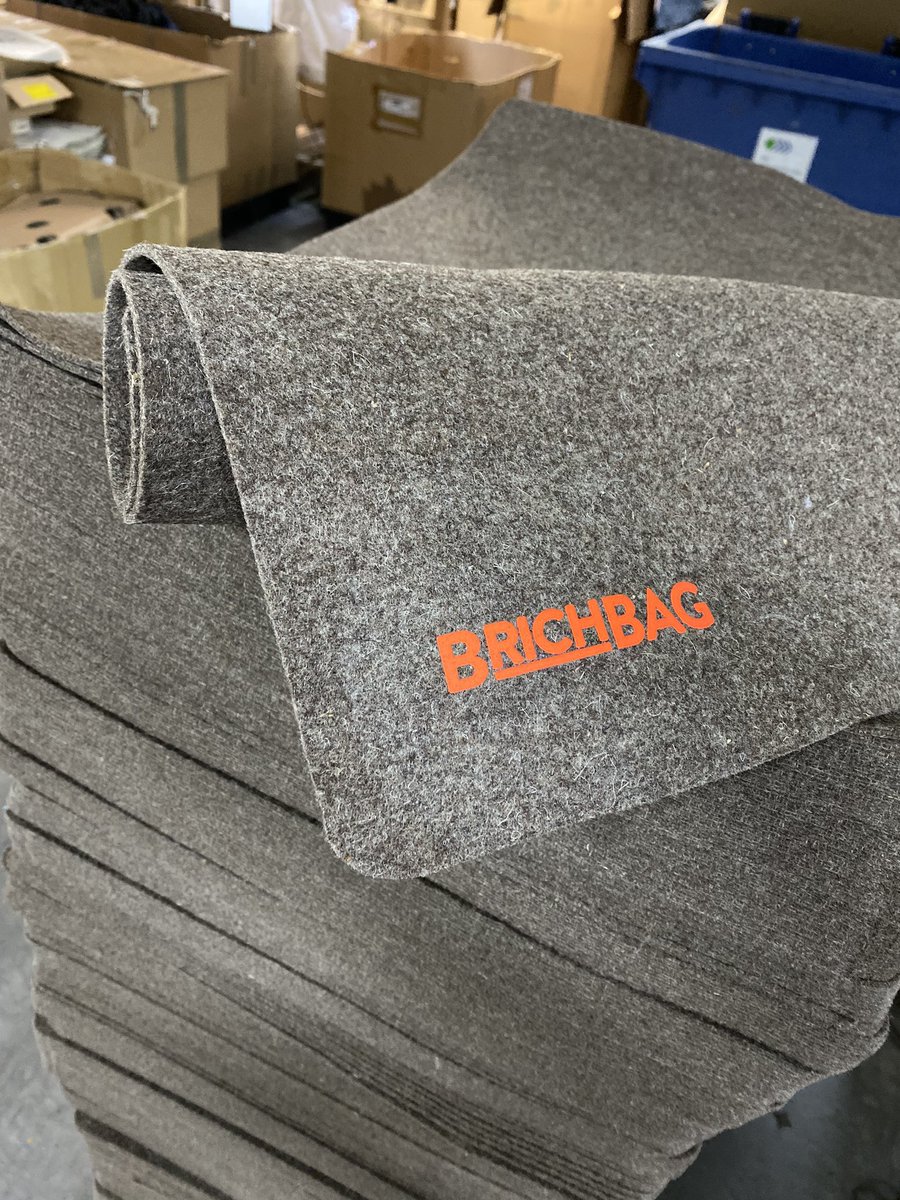 1000mal Wärmehalten - nur noch  verpacken und dann geht es dorthin, wo unsere Schurwollunteragen gebraucht werden: auf die Straße! #obachtistneonorange