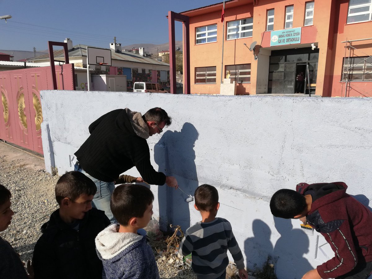 BardaklO's tweet photo. Ara tatilde bahçe duvarlarımızı öğretmenlerimiz, öğrencilerimiz  ve velilerimizin katılımıyla boyadık.  @mfaruktekinn @agrimem @db_mem https://t.co/a2pQtnStC0