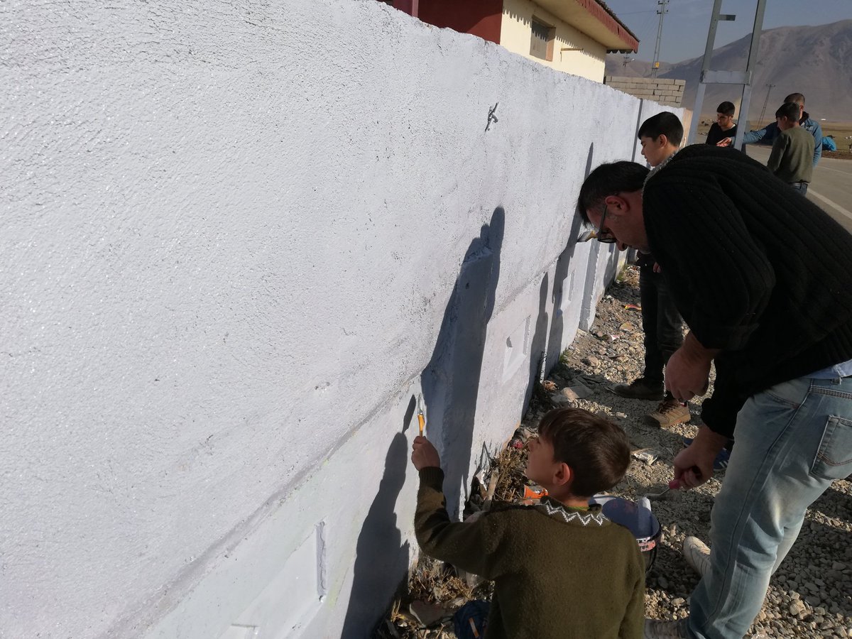 BardaklO's tweet photo. Ara tatilde bahçe duvarlarımızı öğretmenlerimiz, öğrencilerimiz  ve velilerimizin katılımıyla boyadık.  @mfaruktekinn @agrimem @db_mem https://t.co/a2pQtnStC0