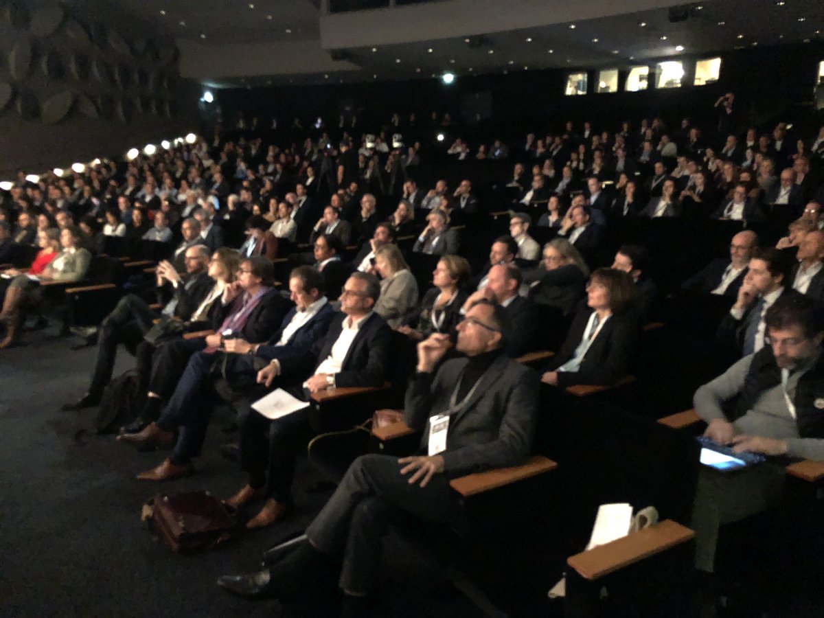 montfeu's tweet photo. Vif intérêt pour le thème de la collaboration Homme/Machine entre @KarineP_Oracle, Olivier Jean @CompteNickel et Philippe Burger @DeloitteFrance #OracleMBS #IA https://t.co/oODBzAWEw7