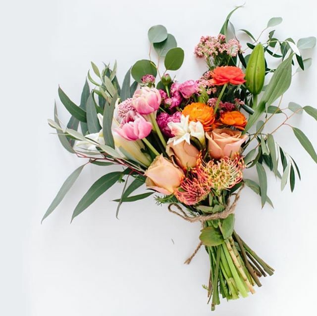 Flowers are magic.  Picking them (out), arranging them &amp; even just looking at them, makes me so happy. That is why I try to always have at least one fresh flower in our home. Mostly I have a bunch or two around.

So, I'm sending you some hugs &amp; virtual f… ift.tt/2r4cVbq